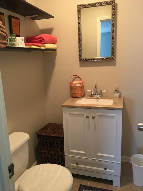 The Ashe Farm Bed & Breakfast Marshall Room photo